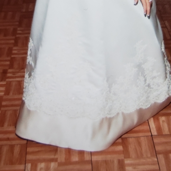 Alfred Angelo wedding gown - Picture 2 of 5